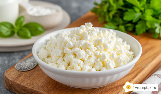 Вкусный творог лежит в тарелке