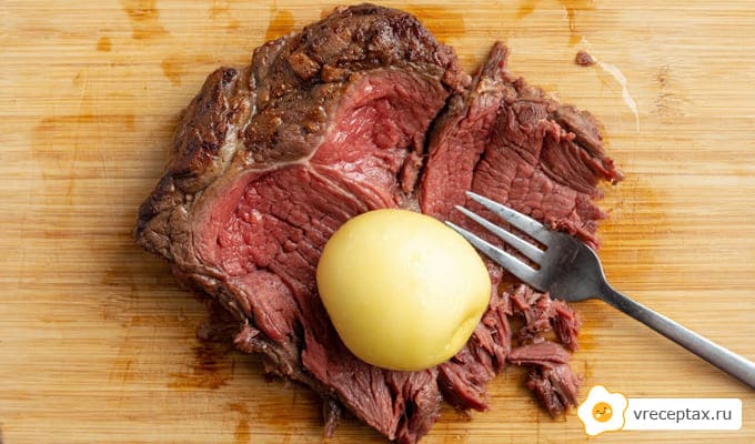 Сырая картошка и мясо для фарша
