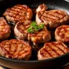 Жаренное мясо на сковороде аппетитные кусочки